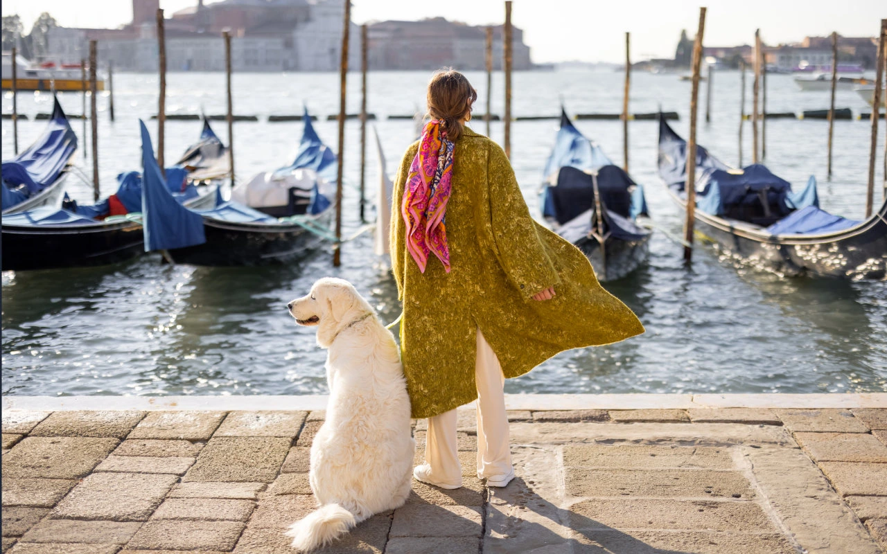 femme avec son chien sur les quais de Venise